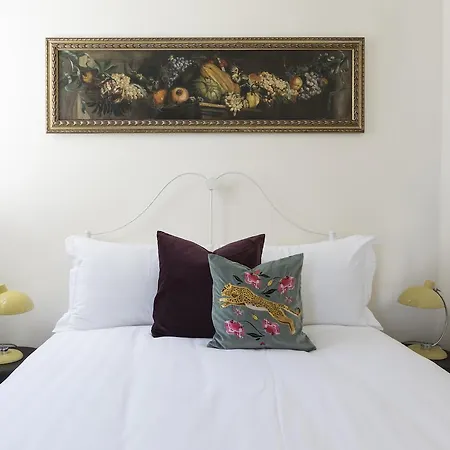 Six-bedroom On Lungotevere Degli Altoviti Apt 19 Aparthotel Rome